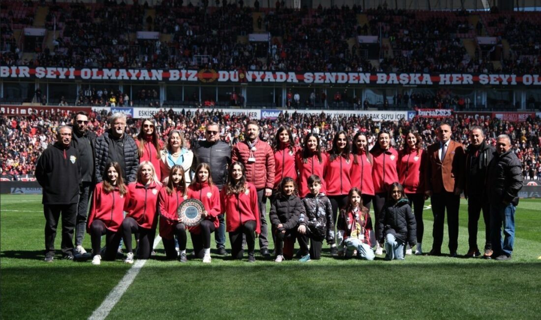 Sezon boyunca gösterdiği üstün performansla namağlup lider olarak ligi tamamlayan