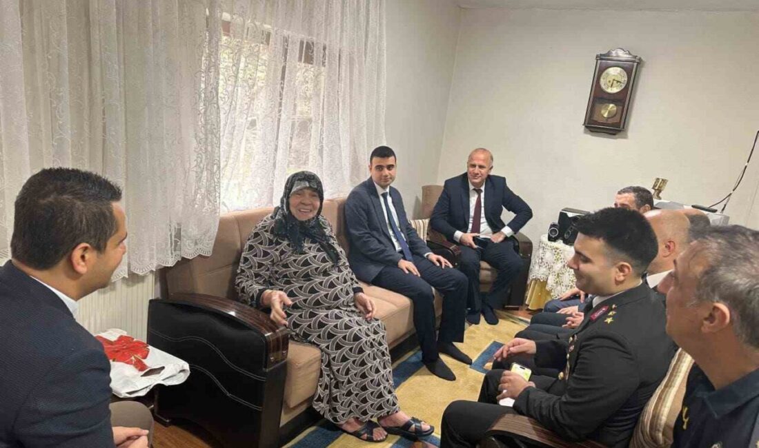 Osmaneli’nde şehit aileleri ve gazilere anlamlı ziyaret Osmaneli Belediye Başkanı Bekir Torun ve Osmaneli Kaymakamı Abdüsssmed Kılıç,