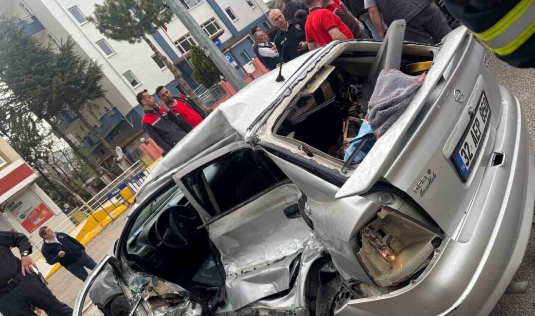Isparta’da yolcu almak için duran halk otobüsüne arkadan çarpan otomobilin