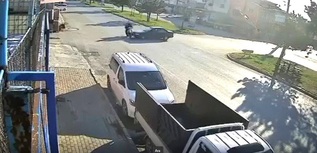 Otomobil ile motosikletin çarpışması sonucu 1 kişinin yaralandığı trafik kazası kamerada Kütahya’da otomobil ile motosikletin çarpışması sonucu meydana gelen trafik kazasında