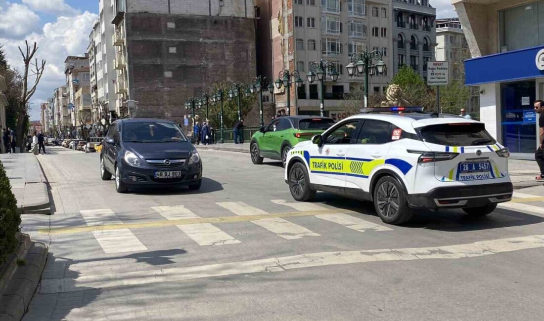 Otomobille ters yöne giren sürücü trafik polisiyle karşı karşıya geldi Eskişehir’de otomobiliyle ters yöne döndükten sonra trafik polisiyle karşı karşıya