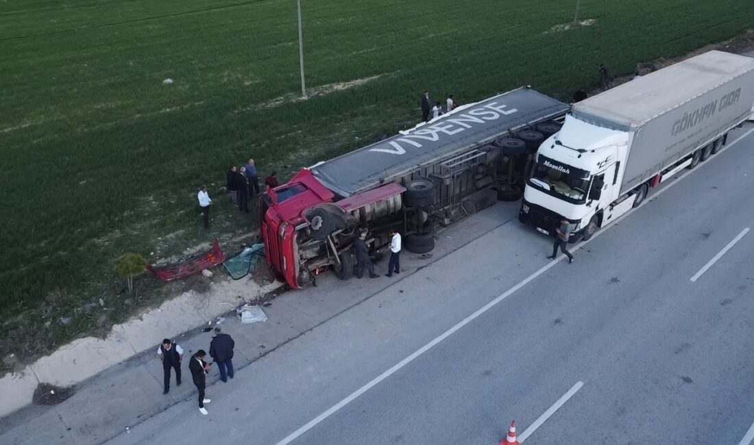 (ÖZEL) Mandalina yüklü tır devrildi, 2 kişi yaralandı Afyonkarahisar’da kontrolden çıkarak şarampole devrilen tırda yaklaşık 25 ton mandalina