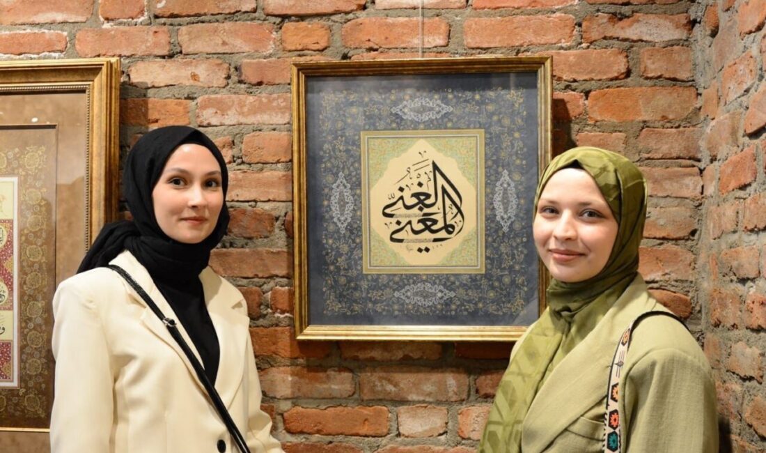 Özgün yorumlar taşıyan tezhip çalışmaları sanatseverlerle buluştu Eskişehir Türk Ocağı tarafından açılışı gerçekleştirilen Altın İzler Tezhip Sergisi’nde,
