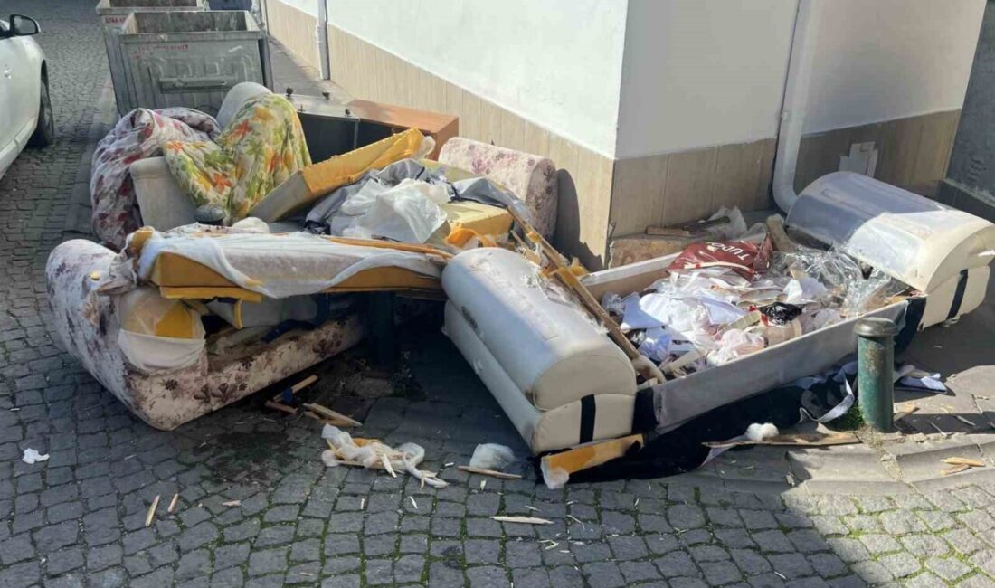Parçalanmış atık mobilyalarla yaya geçidini kapattılar Eskişehir’de bir sokakta kaldırımın üzerine bırakılan atık mobilyalar kötü görüntü