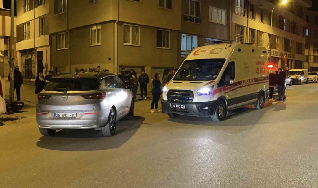 Eskişehir’de caddeden ara sokağa dönmeye çalışan otomobil ile park halindeki