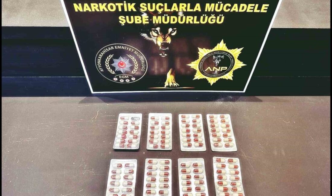 Polis 950 adet uyuşturucu hap ele geçirdi Afyonkarahisar’da polis tarafından gerçekleştirilen iki farklı operasyonda toplamda 950 uyuşturucu