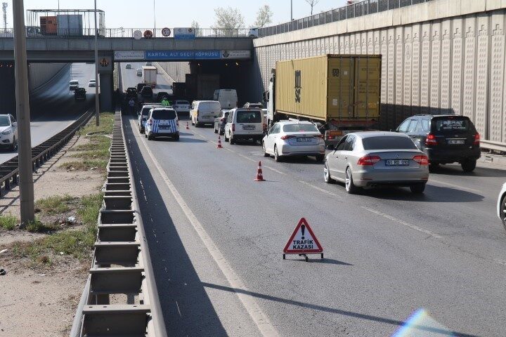 Polis şüphelenip kimlik sordu, kaçan şahıs alt geçit köprüsü üzerinden yola atladı Eskişehir’de polisin şüphelenerek yanına yaklaştığı sırada kendisini alt geçit köprüsü