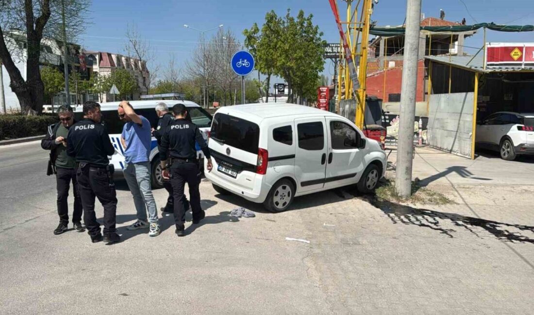 Polisten kaçan araç aydınlatma direğine çarptı Eskişehir’de polis ekiplerinin “dur” ihtarına uymayarak kaçan ve aydınlatma direğine