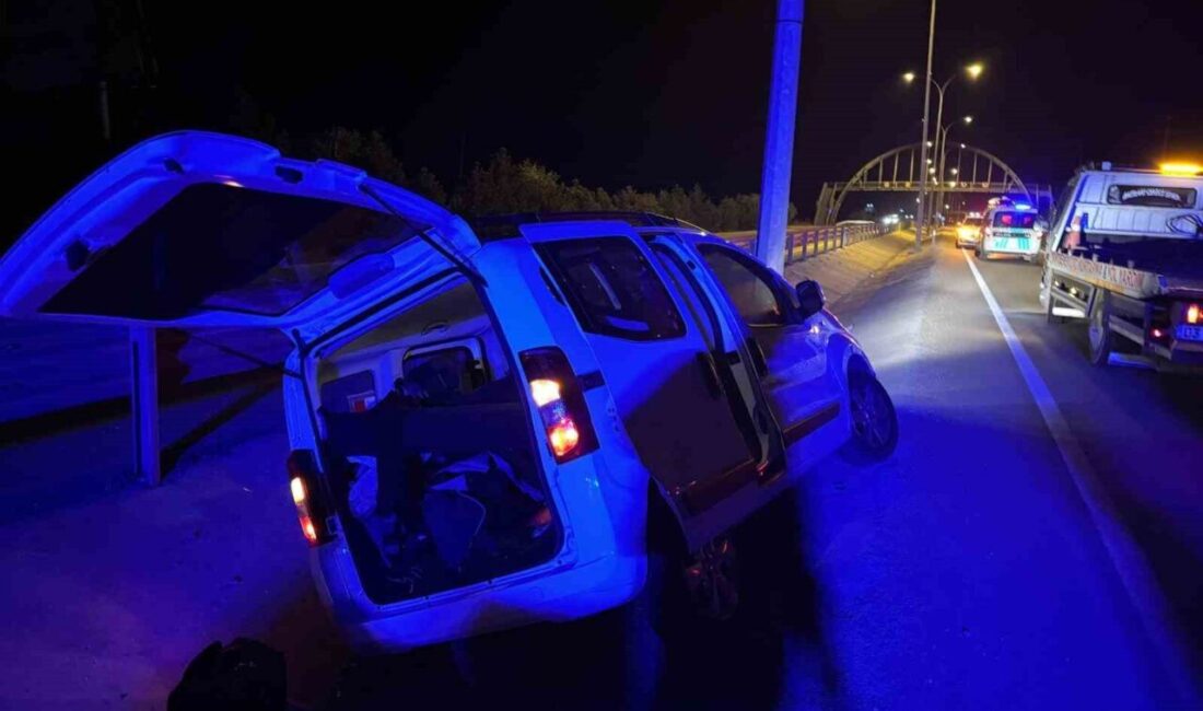 Refüje giren hafif ticari araçta 2 kişi yaralandı Afyonkarahisar’ın Sandıklı ilçesinde kontrolden çıkarak orta refüje giren hafif ticari