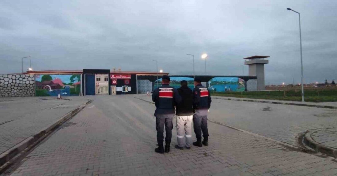 Resmi belgede sahtecilik suçundan aranan şahsı jandarma yakaladı Afyonkarahisar’da 4 yıl 2 ay 20 gün hapis cezasıyla aranan