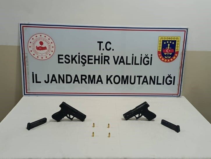 Ruhsatsız tabancaları satmak isteyen şüpheli jandarmadan kaçamadı Eskişehir’de jandarma ekiplerince, elinde bulundurduğu ruhsatsız tabancaları satmayı amaçladığı belirlenen