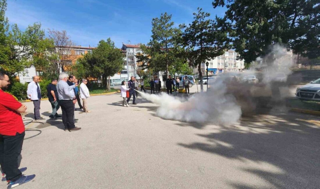 Sağlık personeline yönelik acil durum tahliye tatbikatı düzenlendi Eskişehir İl Sağlık Müdürlüğü’ne bağlı birimlerin katılımıyla yangın eğitimi ve