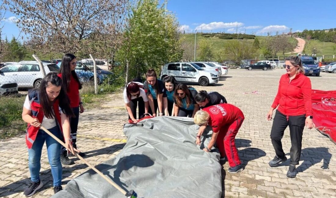Sahra hastanesi ünitelerinin periyodik bakımı ve temizliği yapıldı Eskişehir İl Sağlık Müdürlüğü’nün envanterinde bulunan sahra hastanesi ünitelerinin periyodik