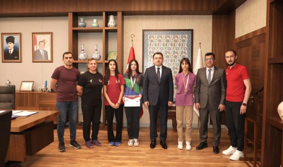 Şampiyon sporcular valilik makamında ağırlandı Kütahya Valisi Musa Işın, Türkiye Taekwondo Şampiyonası Ortaokullar Arası Grup