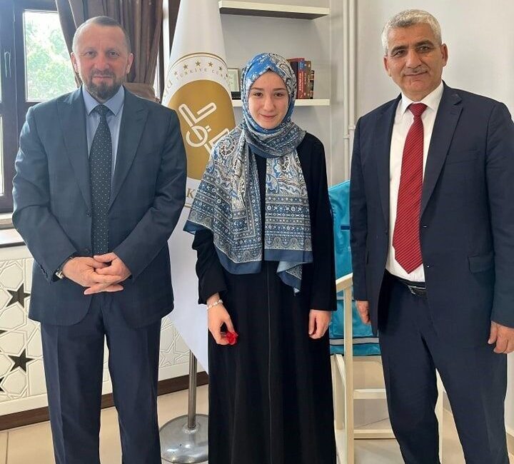 Sevdenur Satılmış 10 ayda hafız oldu Simav İlçe Müftülüğüne bağlı Hz. Aişe Hafızlık Yatılı Kız Kur’an