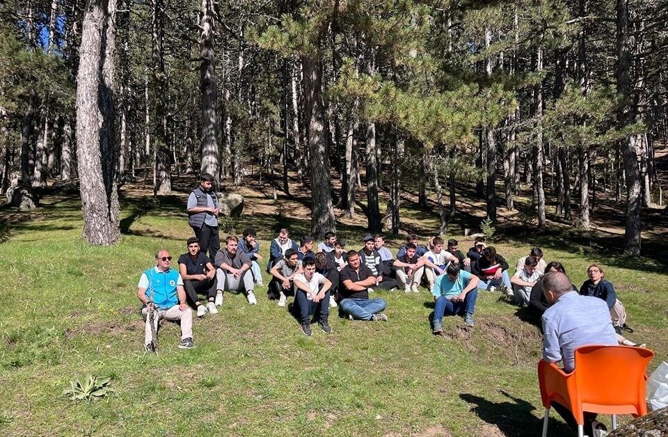 Simav Gölcük Yaylasında doğa yürüyüşü Simav İlçe Müftülüğü tarafından üniversite öğrencilerine yönelik Gölcük Yaylasında doğa