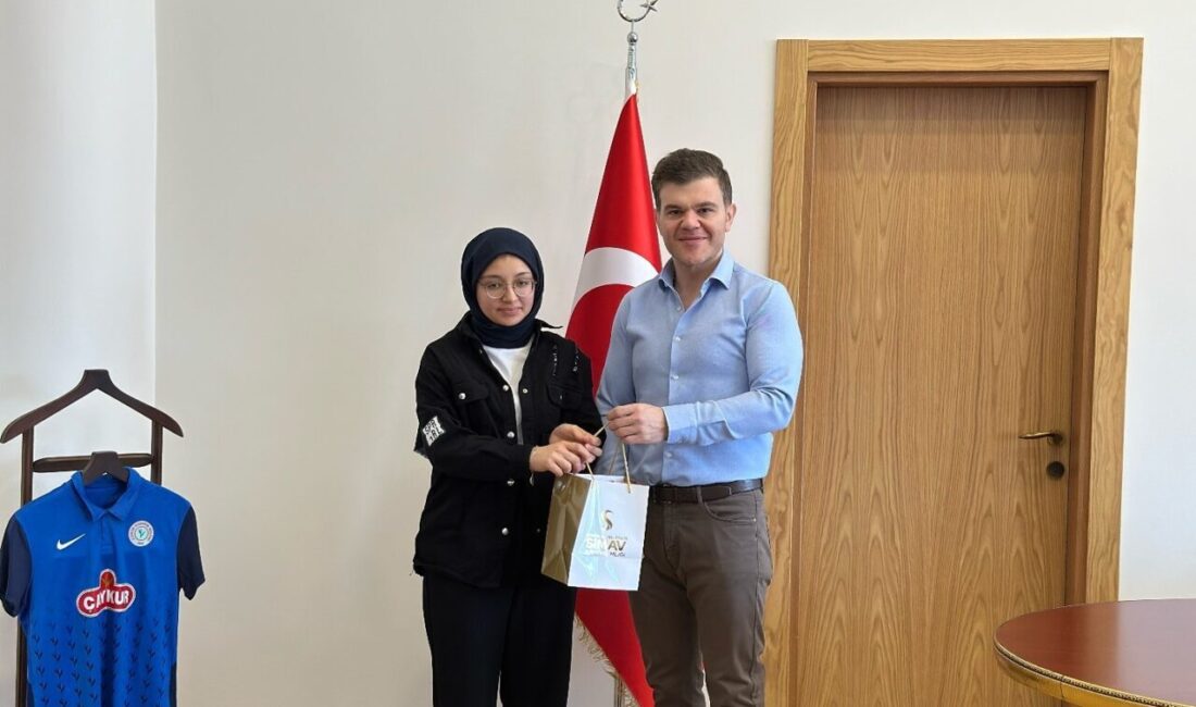 Simav Kaymakamı Karaloğlu, Türkiye derecesi elde eden hafız öğrenciyi ödüllendirdi Simav Kaymakamı Bünyamin Karaloğlu, Türkiye genelindeki Kız İmam Hatip Liseleri