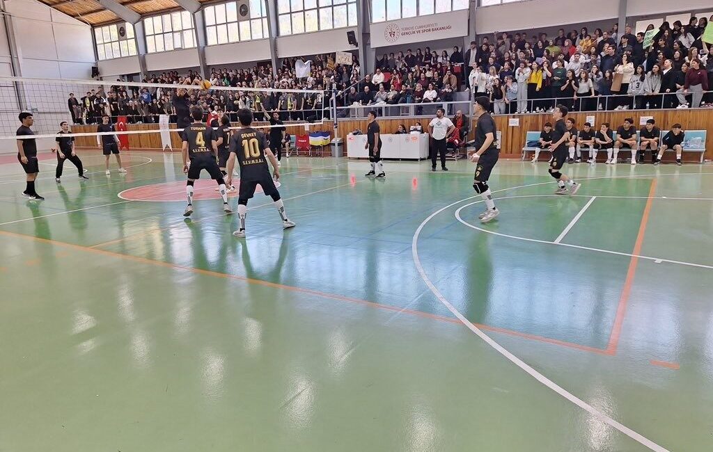 Eskişehir’in Sivrihisar ilçesinde düzenlenen Liseler Arası Voleybol Erkekler Şampiyonası, çekişmeli