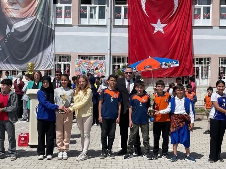 Spor yarışmalarında dereceye giren okullara kupaları verildi Afyonkarahisar’ın Şuhut ilçesinde, Gençlik ve Spor İlçe Müdürlüğü tarafından 2024-2025