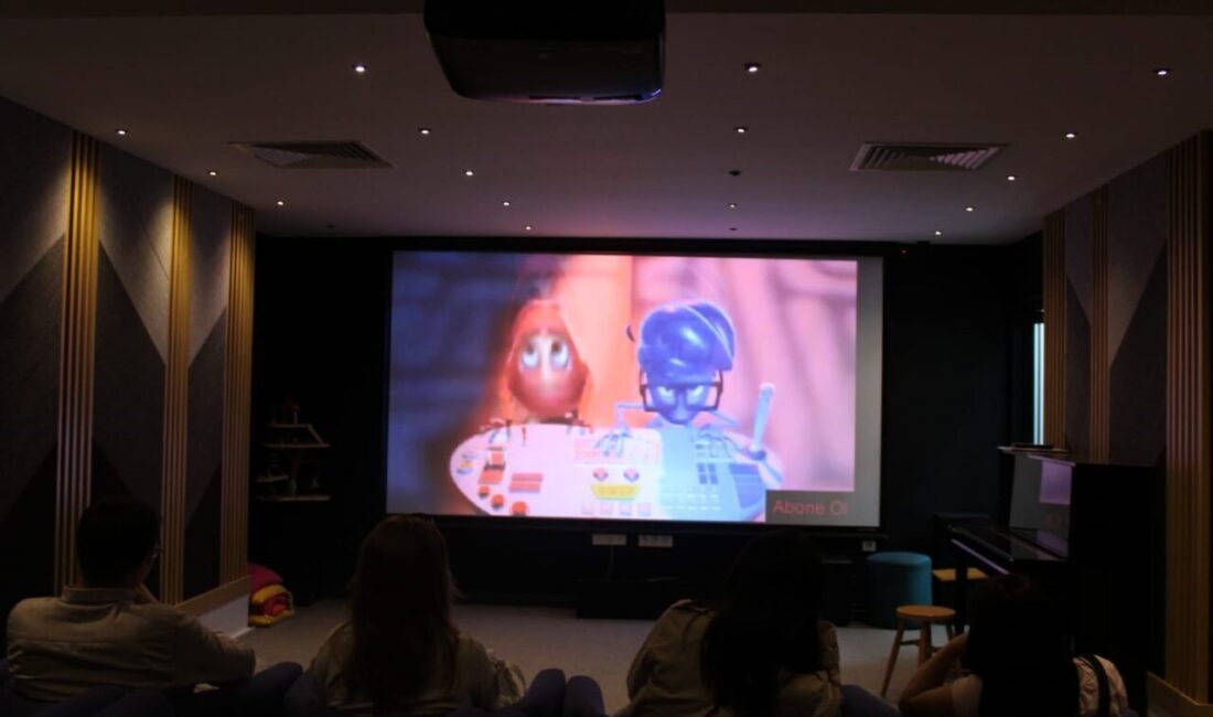 Suça sürüklenen çocuklara 23 Nisan film gösterimi düzenlendi Eskişehir’de suça sürüklenen çocuklar için 23 Nisan kapsamında film gösterimi