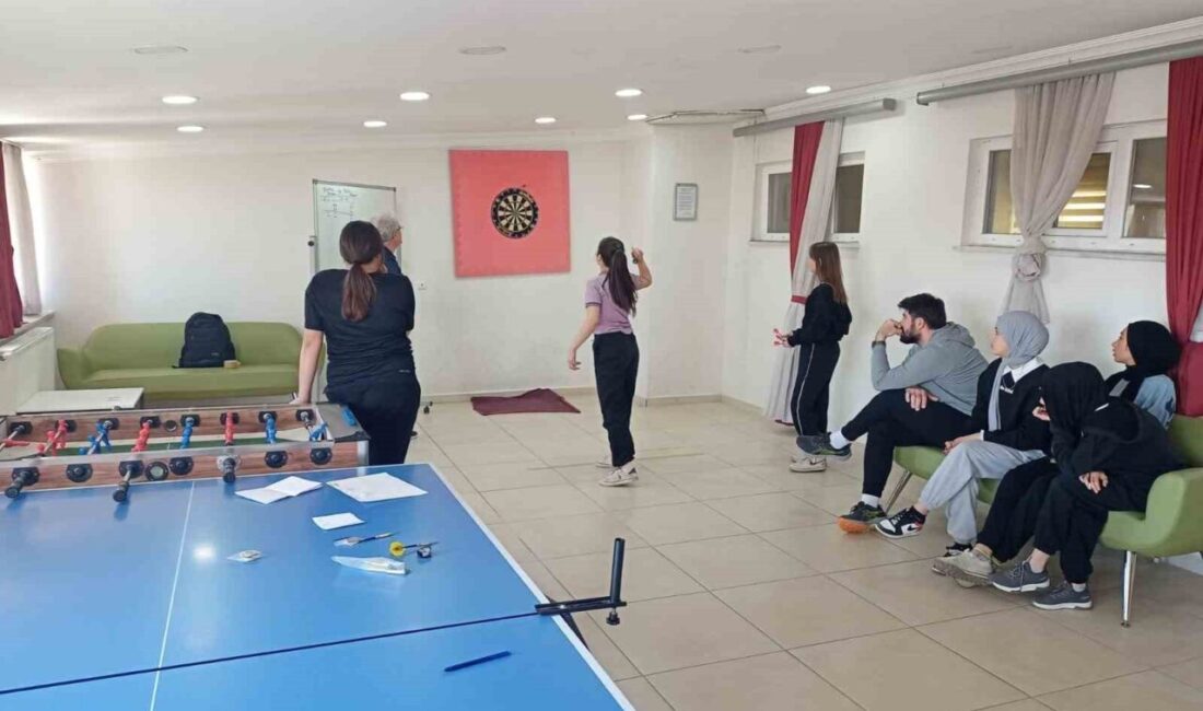 Şuhut’ta Okul Sporları ikinci küme müsabakaları devam ediyor Afyonkarahisar’ın Şuhut ilçesinde voleybol, dart, bocce ve futbol branşlarında gerçekleştirilen