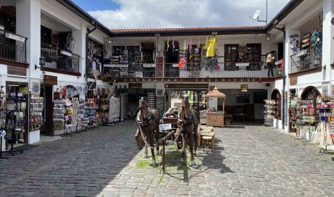 Tarihi bölge bayram yoğunluğu sonrası sessizleşti Eskişehir’de Tarihi Odunpazarı Evleri bölgesinde turistlerin oluşturduğu yoğunluk bayramın bitmesiyle