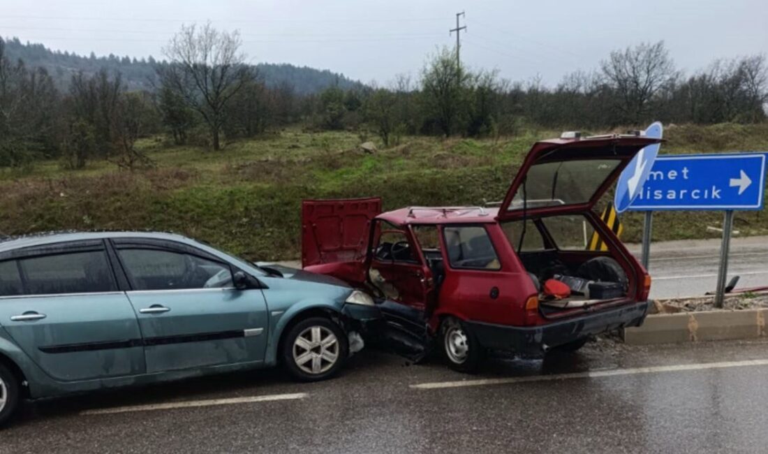 Tavşanlı’da iki otomobil çarpıştı: 1 ölü, 1 yaralı Kütahya’nın Tavşanlı ilçesinde iki otomobilin çarpışması sonucu meydana gelen trafik
