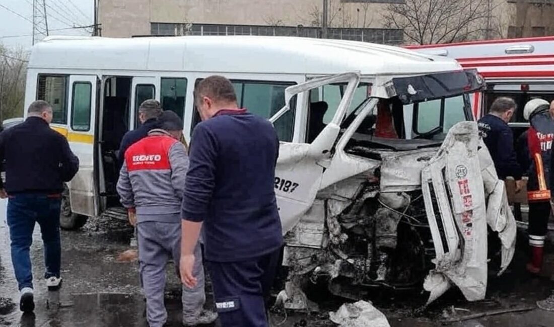 Kütahya’nın Tavşanlı ilçesi Tunçbilek beldesinde işçi servisinin tıra çarpması sonucu