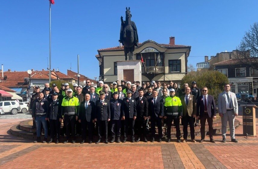 Tavşanlı’da Polis Haftası etkinlikleri çelenk sunumu ile başladı Kütahya’nın Tavşanlı İlçesinde, Türk Polis Teşkilatının 180. kuruluş yıl dönümü
