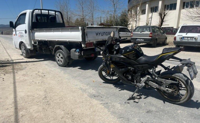 Tavşanlı’da trafik kazası, 1 yaralı Kütahya’nın Tavşanlı ilçesinde pikap ile motosikletin çarpışması sonucu meydana gelen