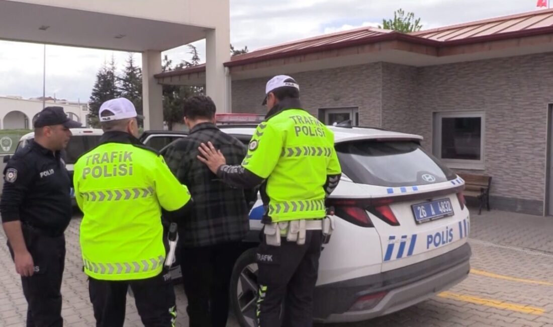 Telefonundan dizi izleyerek yolcu taşıyan minibüs şoförüne işlem yapıldı Eskişehir’de cep telefonundan dizi izleyerek yolcu taşıdığı görüntüler ortaya çıkan