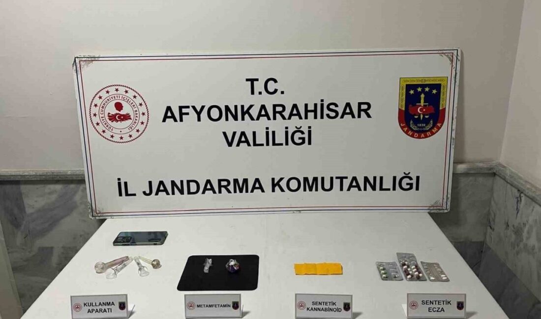 Afyonkarahisar’da jandarma ekipleri uyuşturucu alışverişini suç üstü yaparken, olayda uyuşturucu
