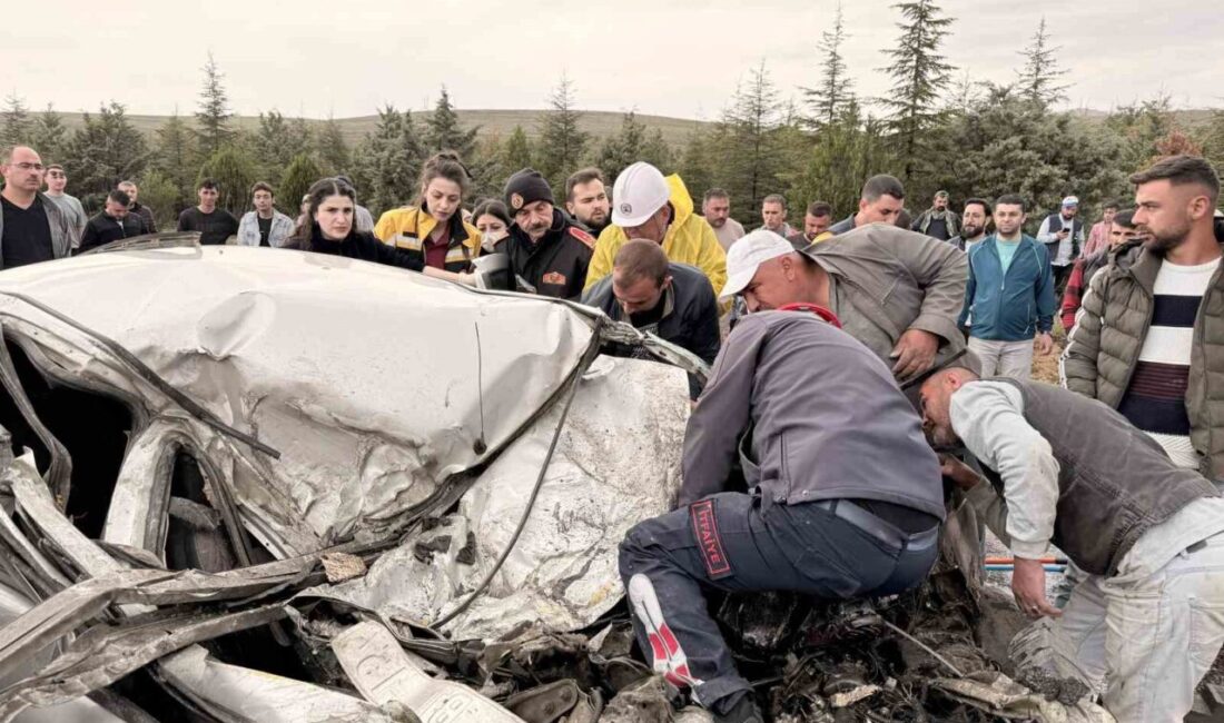 Tırla çarpışan otomobil kağıt gibi ezildi: 1 ölü, 1 yaralı Afyonkarahisar’da tırla çarpışarak kağıt gibi ezilen otomobilde bir kişi öldü,