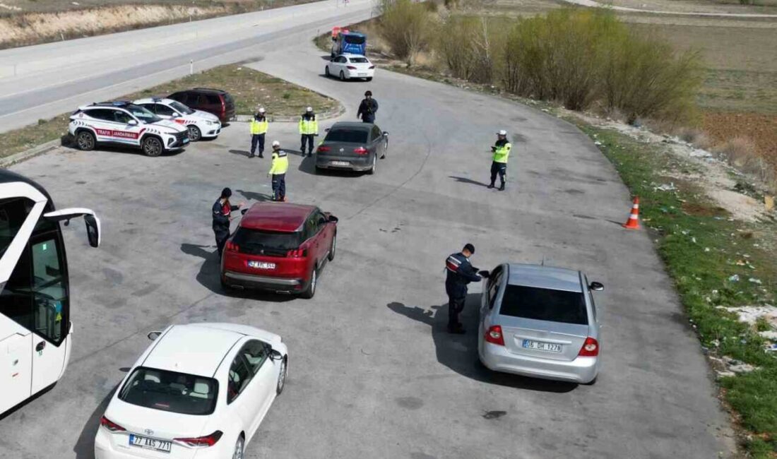 Trafik denetimleri sayesinde bu ilçede kazalar ciddi oranda azaldı Afyonkarahisar’ın Bolvadin ilçesinde jandarmanın gerçekleştirdiği denetimlerle kazalarda ciddi oranlarda azalma