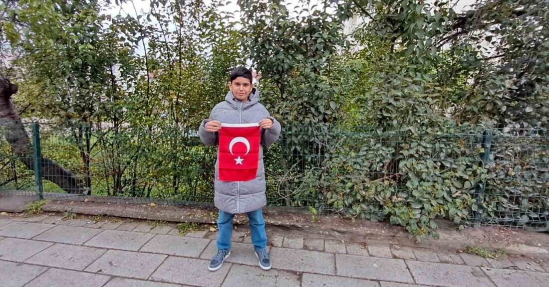 Bilecik’te geçtiğimiz gün bir polis otosunun önünde bulunan Türk bayrağının