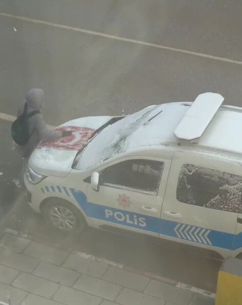 Türk Bayrağı’nın üzerindeki karları temizleyen çocuk takdir topladı Bilecik’te bir polis otosunun önünde bulunan Türk bayrağının üzerinin karla