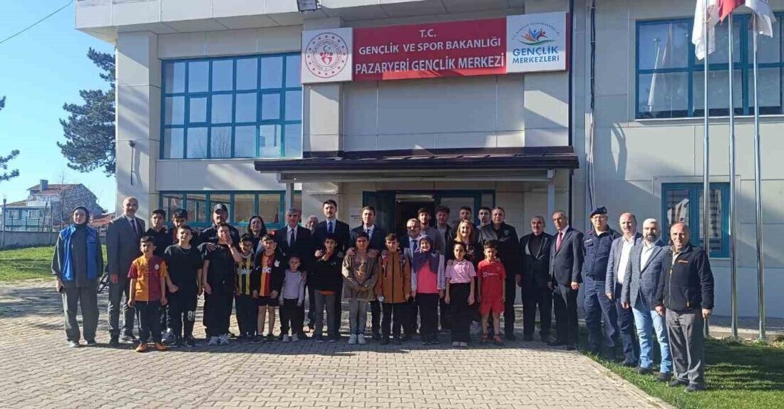 Pazaryeri ilçesine yeni kazandırılan Halk Kütüphanesi’nde incelemelerde bulunan Bilecik Valisi