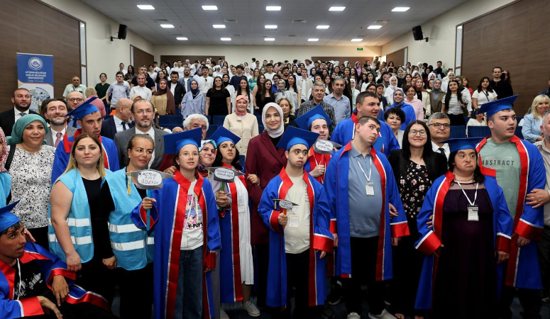 Vali Yiğitbaşı, ‘Üniversiteli Oldum: Kampüste Bir Gün’ programına katıldı Afyonkarahisar Valisi Kübra Güran Yiğitbaşı, özel gereksinimleri nedeniyle lisans eğitimi