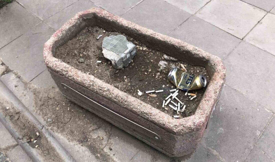 Vatandaşlar ceza ödememek için çözümü saksıda buldu Eskişehir’de yere izmarit atılmasını yasaklayan karar sonrası, bazı vatandaşlar izmaritleri