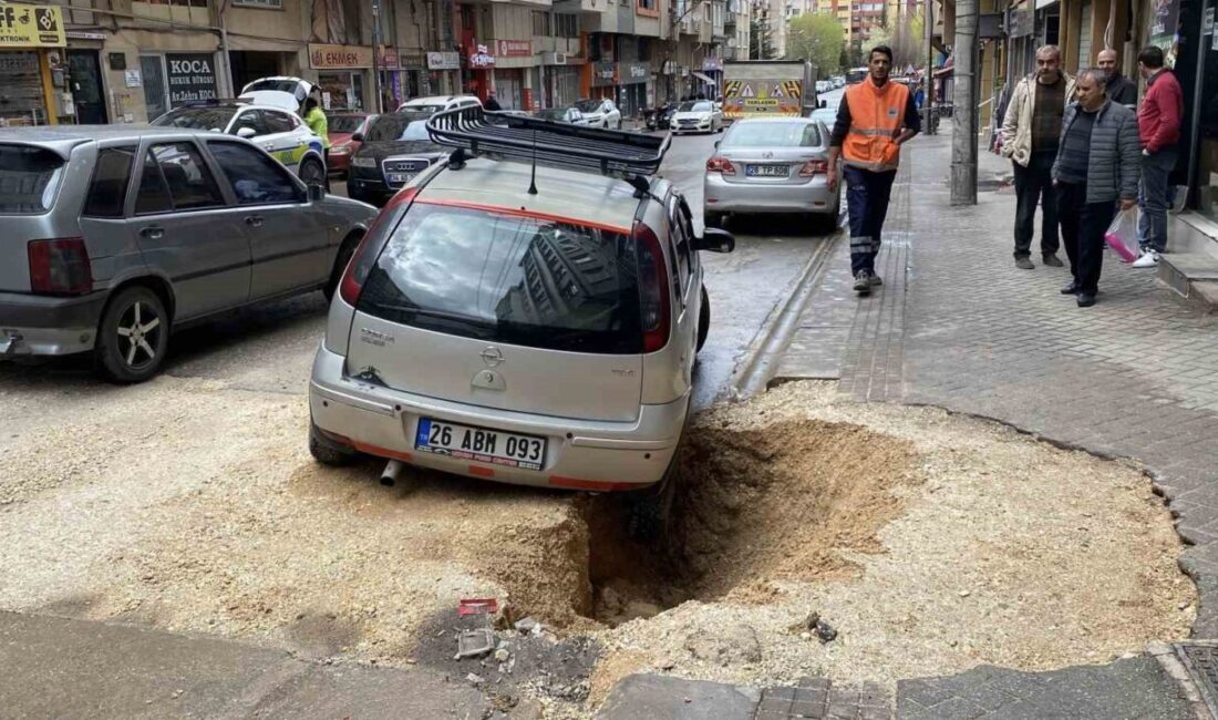 Eskişehir’de etkili olan yağışın etkisiyle çöken zeminin üzerinde park halinde