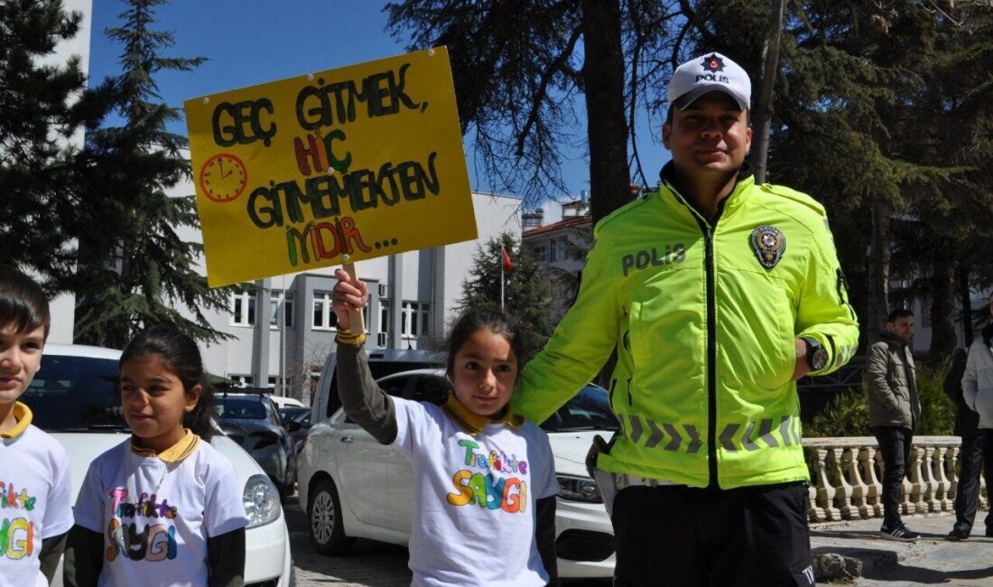 Isparta Yalvaç ilçesindeki Alemdar İlkokulu öğrencileri, emniyet ve zabıta ekipleriyle