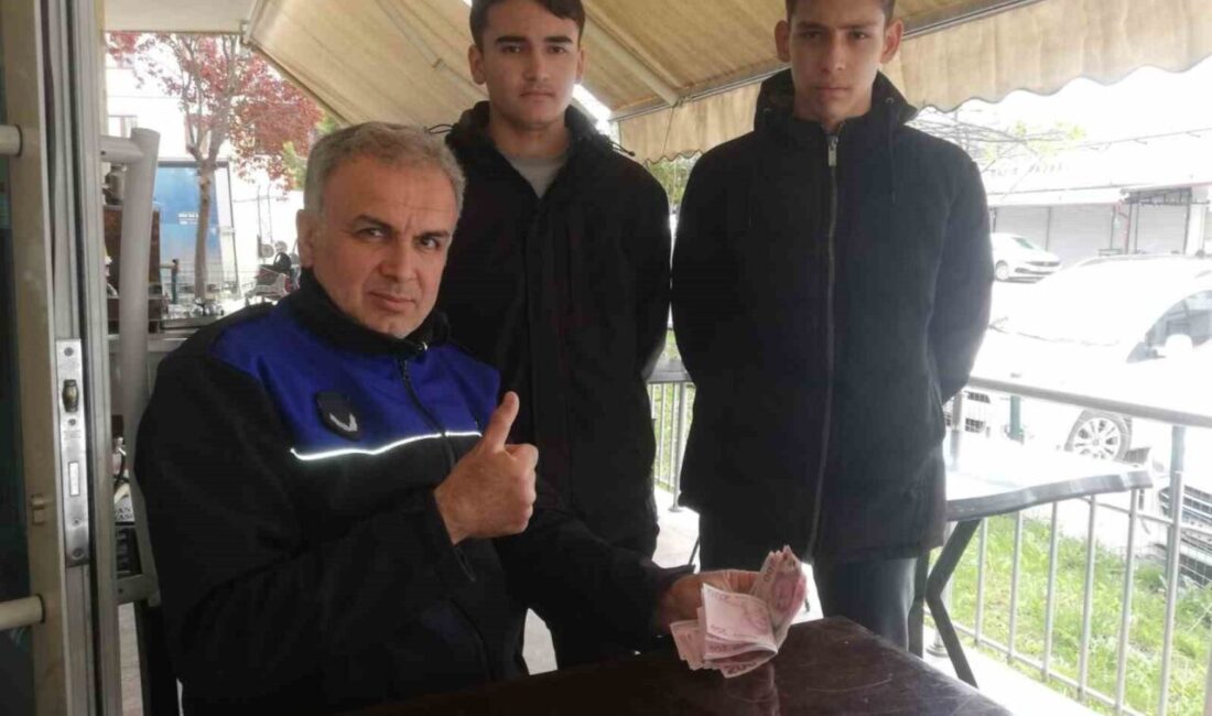 Yerde bir miktar para bulan gençlerden örnek davranış Osmaneli’nde bir grup duyarlı genç, buldukları kayıp bir miktar parayı