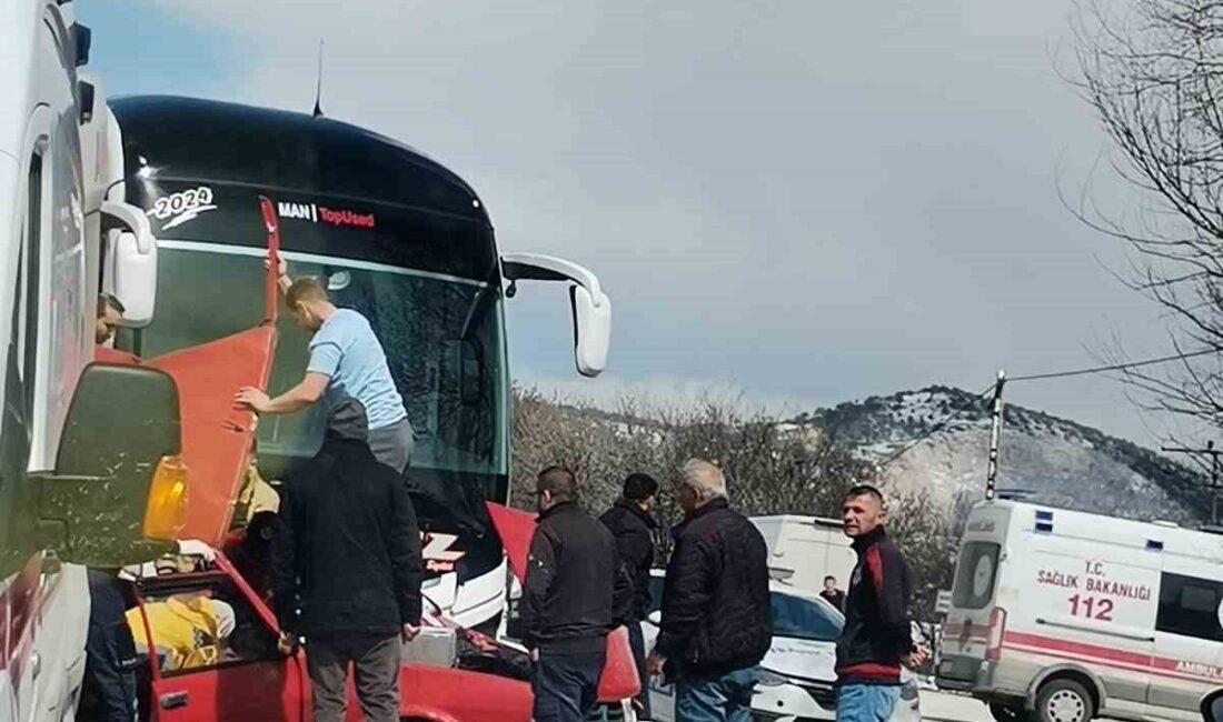 Bilecik’in Bozüyük ilçesinde yolcu otobüsü ile otomobilin çarpışması sonucu meydana