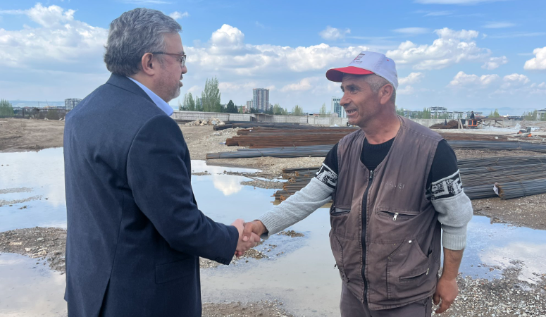 AK Parti Afyonkarahisar Milletvekili İbrahim Yurdunuseven, yapımı süren Merkez Huzurevi