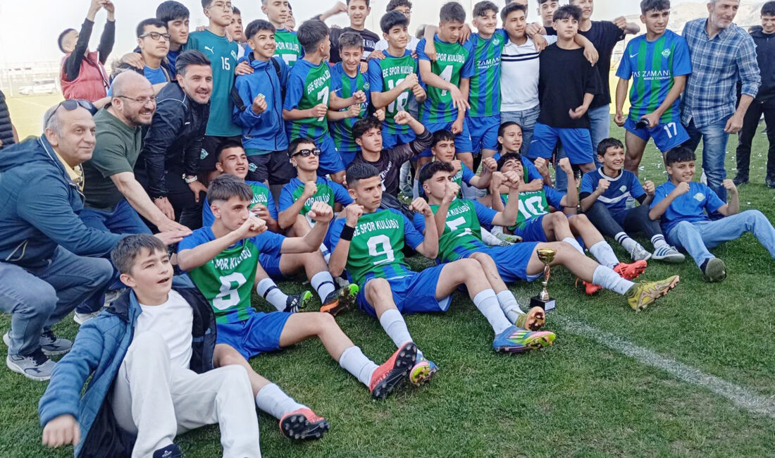 Afyonkarahisar U15 Ligi’nde bir kez daha şampiyon olan Ege Futbol