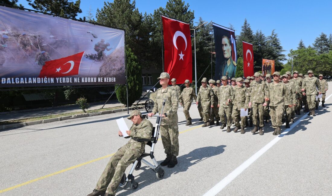 Engelli bireylere yönelik temsili askerlik yemin töreni yapıldı Vali Kübra Güran Yiğitbaşı, Garnizon Komutanlığı'nda düzenlenen Engelli Bireyler için
