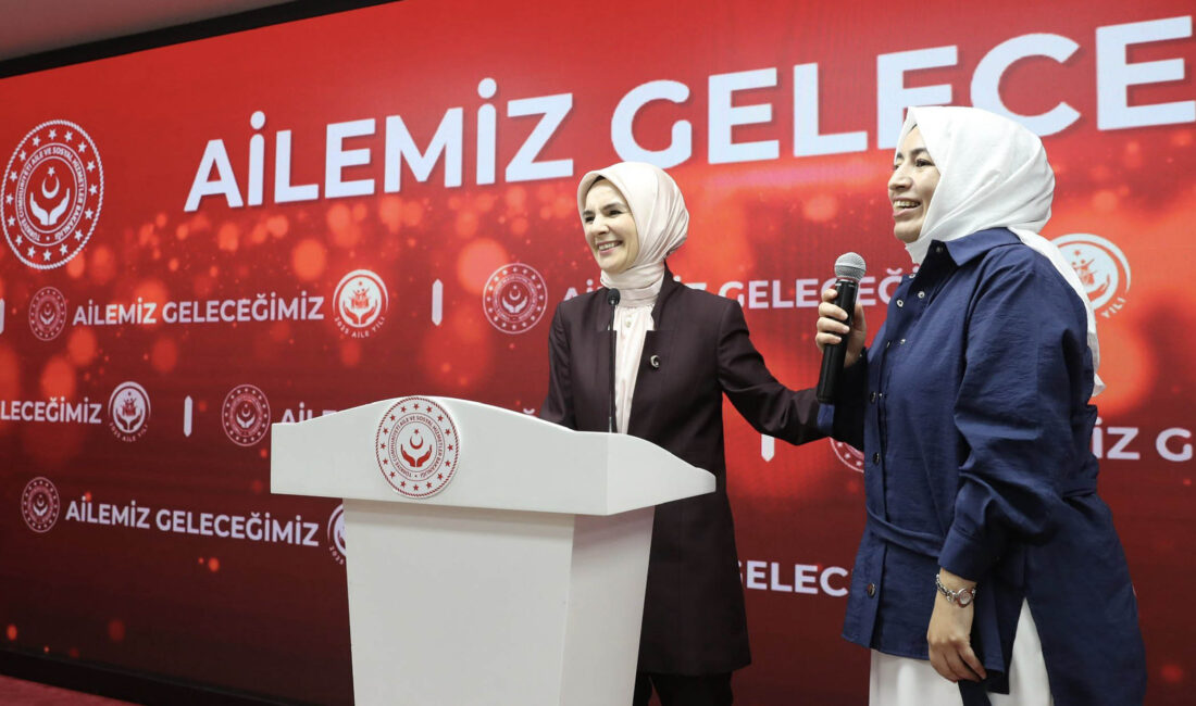 AK Parti İl Kadın Kolları Başkanı Çengel ve yönetimi, Bakan