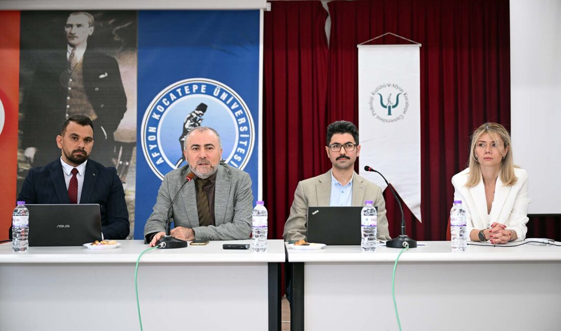 AKÜ’de düzenlenen ‘Deprem Gerçeği Karşısında Birey ve Toplum’ panelinde konuşan