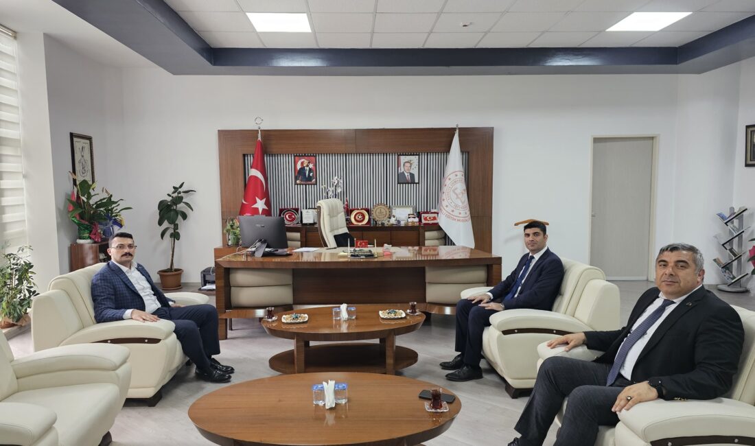 Kaymakamlardan İl Milli Eğitim Müdürü Sünnetci’ye ziyaret Emirdağ Kaymakamı Yasin Akgül ve Bayat Kaymakamı Osman Emre Öztürk,