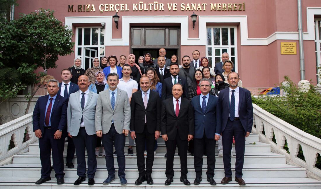 Dezenformasyonla mücadelede toplum ile devletin birlikte mücadele etmesi gerektiğini belirten